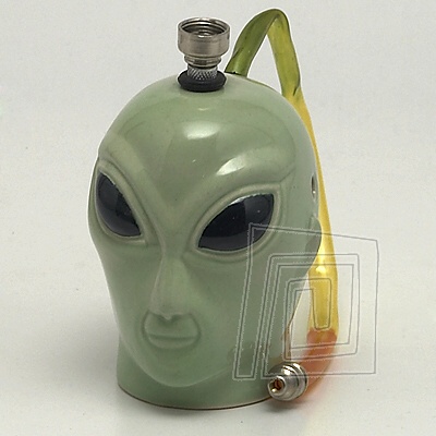 Stredne vek keramick bongo, v zelenej farbe s hadikou. Typ Bongo keramika Alien I. 14 cm zelen.