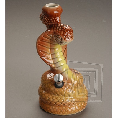 Stredn keramick bongo, tvar stoenej kobry, typ bongo keramika Kobra I. 19 cm.
