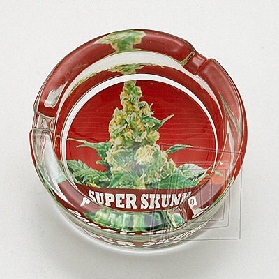 Sklenen popolnk s obrzkom na dne. Palika Cannabis na ervenom pozad. Motv Super Skunk.