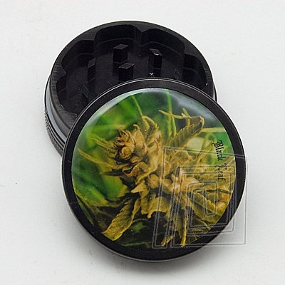 Exkluzvna drvika z kolekcie Black Leaf. Ostr hroty, magnetick uzver. Motv - palika Cannabis.