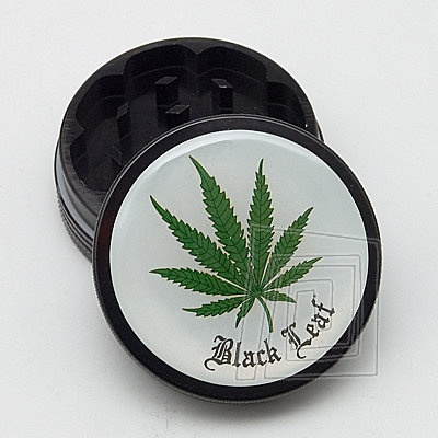 Exkluzvna drvika z kolekcie Black Leaf. Ostr hroty, magnetick uzver. Motv - zelen list Cannabis.
