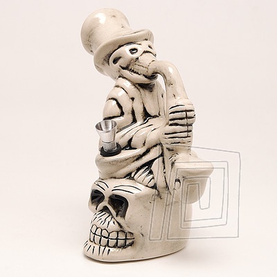 Stredne vek keramick bongo v tvare smrtky hrajcej na saxofn. Typ bongo keramika smrtiak 20 cm.