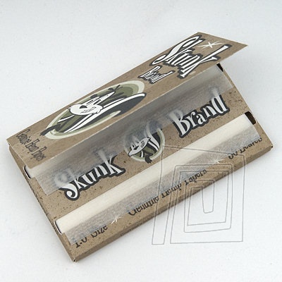 Extra tenk konopn cigaretov papieriky Skunk Brand SW. Vekos 1,0". Prrodn lepidlo. 50 papierikov.
