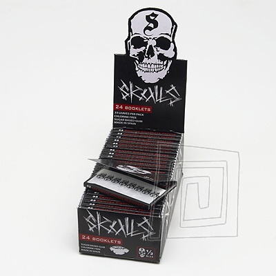 Tenk konopn cigaretov papieriky Skulls. Vekos 1, 1/2. Pomal horenie, prrodn lepidlo. Box 24 bookletov.