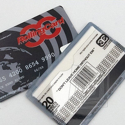 Tenk cigaretov papieriky Credit Card rolling papers vyroben zo zmesi rye a konope. Vekos 1, 1/4. 20 papierikov.