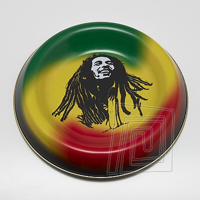 Jednoduch kovov popolnk, tvarom pripomnajci misku pre psa. Motv Bob Marley a rasta farby.
