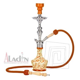 Vodn fajka Aladin Arabica s ornamentami. Celkov vka 51 cm. Oranov farba. Jednohadicov.