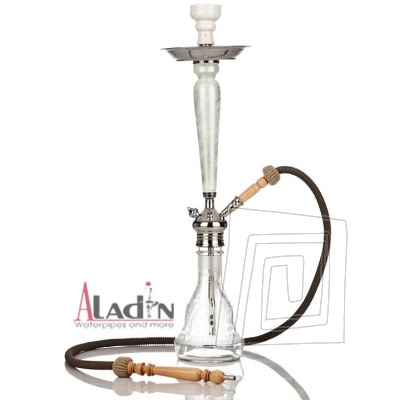 Vodn fajka Aladin Nomad s arabskm psmom. Celkov vka 72 cm. Biela farba. Jednohadicov.
