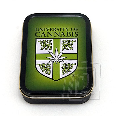 Vek plechov krabika obdnikovho tvaru ierno zelenej farby. Zdoben erbom s cannabisovm listom a npisom University of Cannabis.