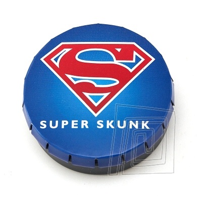 Plechov krabika guatho tvaru so pecilnym vrchnkom typu Click-Clack. Krabika Click-Clack modrej farby, zdoben ervenm obrzkom znaku Supermana a npisom Super Skunk.
