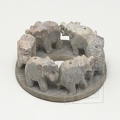 Obben darek pre tastie, vyrezvan sloni do kruhu sliaci ako stojan na vonn tyinky.