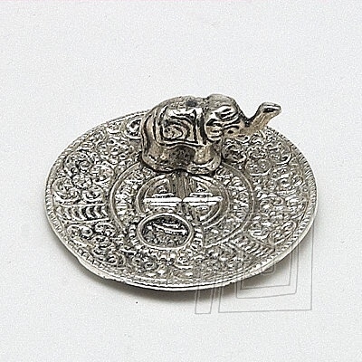 Kruhov strieborn stojanek na frantiky vyroben z kovu. Zdoben ornamentmi a malm slonom.