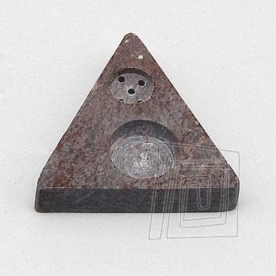 Jednoduch kamenn stojanek na vonn tyinky a frantiky, v tvare trojuholnka.