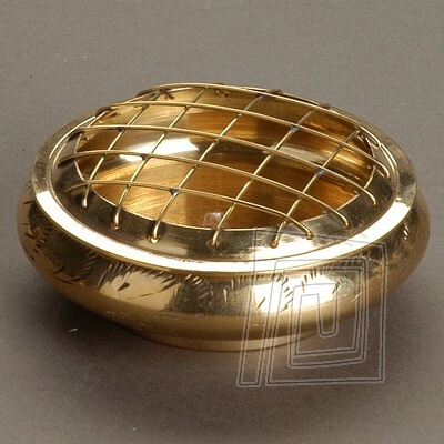 Nzka kovov kadidelnica v istom zlatom preveden iba s jemnou rytinou. Vekos stredn.