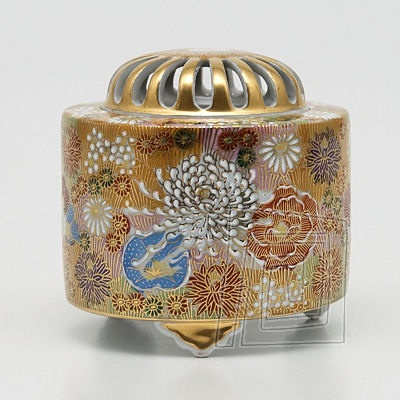Luxusn, rune zdoben stojanek na vonn tyinky a frantiky z kvalitnej japonskej keramiky.
