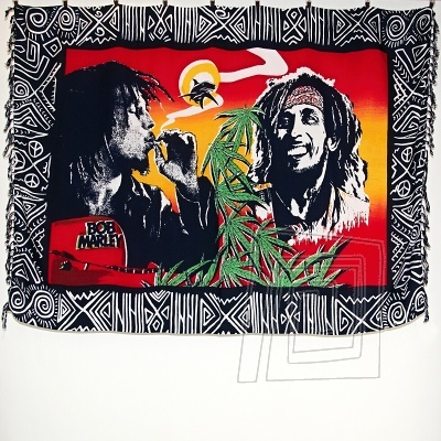 Pestr rasta sarong pareo s motvom fajiaceho a smejceho sa Boba Marleyho, kanabisovch listov, lemovan etno symbolmi.