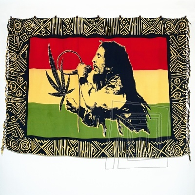 Farebn sarong pareo v rasta farbch s motvom spievajce Boba Marleyho a etno motvmi.