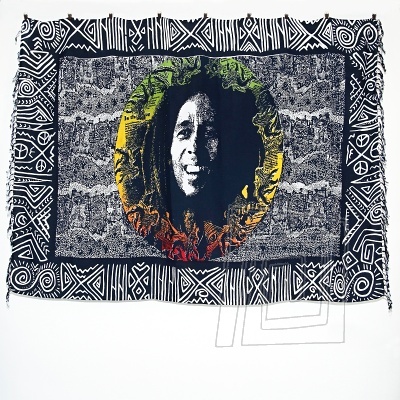 Rasta sarong pareo s motvom hlavy Boba Marleyho obklopenou iernobielymi ethno motvmi.