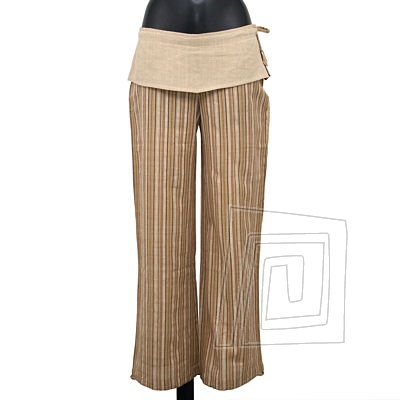 Letn nohavice z ahkho materilu so zvonovm tvarom na koncoch. Vekos L, prrodn farba.