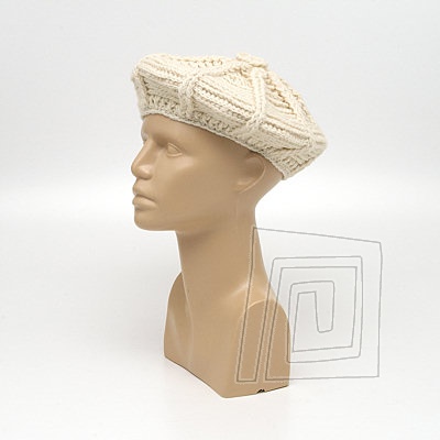 Elegantn baret pleten z prjemnej hrejivej vlny. Farba natural svetl.