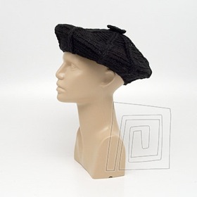 Elegantn baret pleten z prjemnej hrejivej vlny. Farba ierna.