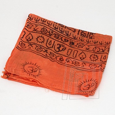 atka vyroben z bavlny, zdoben rznymi mantrami. Oranov farba.