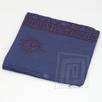 atka vyroben z bavlny, zdoben rznymi mantrami. Modr farba.