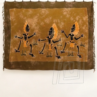tlov etno pareo Kalisha s motvom postv tancujcich domorodcov v maskch. Pareo je zdoben na dvoch krajoch strapcami.