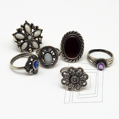 Ndhern ornamentlne prstene z benho kovu. Mix prstienkov.