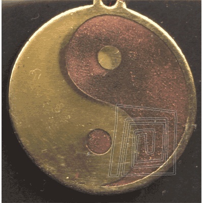 Amulet Jin Jang je znmy symbol ivota, ktor existuje vaka rovnovhe protikladov.