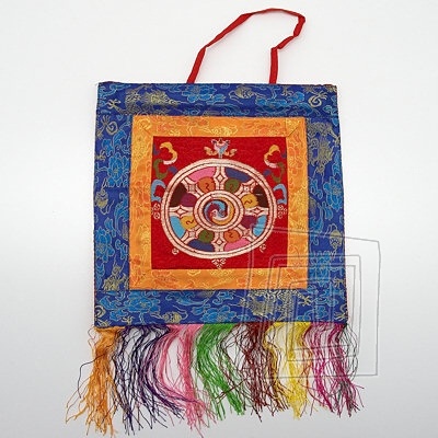 Rune vyvan tibetsk dekorcia pre zavesenie na stenu. Koleso Dharmy.