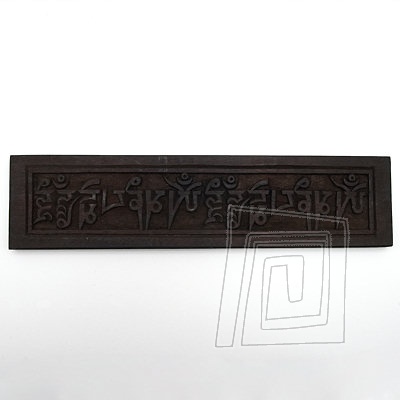 Tibetsk dekorcia s mantrou pre zavesenie na stenu. Drevo, dka 40 cm.