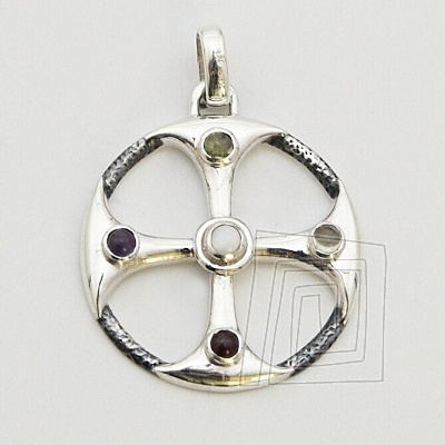 Strieborn prvesok s tvarom keltskho kru tyroch elementov. Prvesok je zloen z peridotu, citrnu, ametystu a perly v strede. Prepojenie kruhu a kru symbolizuje spojenie due s hmotou a tie jednotu vetkch udalost v ase.