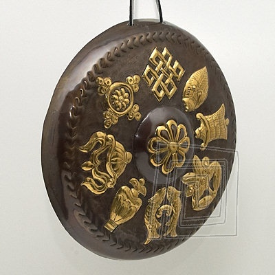 Prekrsny gong s smimi astnmi symbolmi, patinovan. Cena za 1 kus. Uren iba na dekorciu.